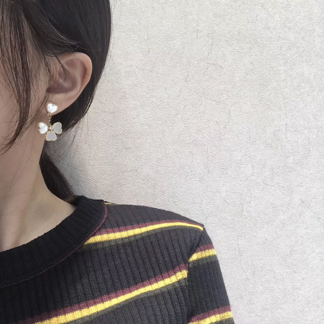 ??MIRA?¡¥CLOVER SWEET WHITE MOP EARRINGS
