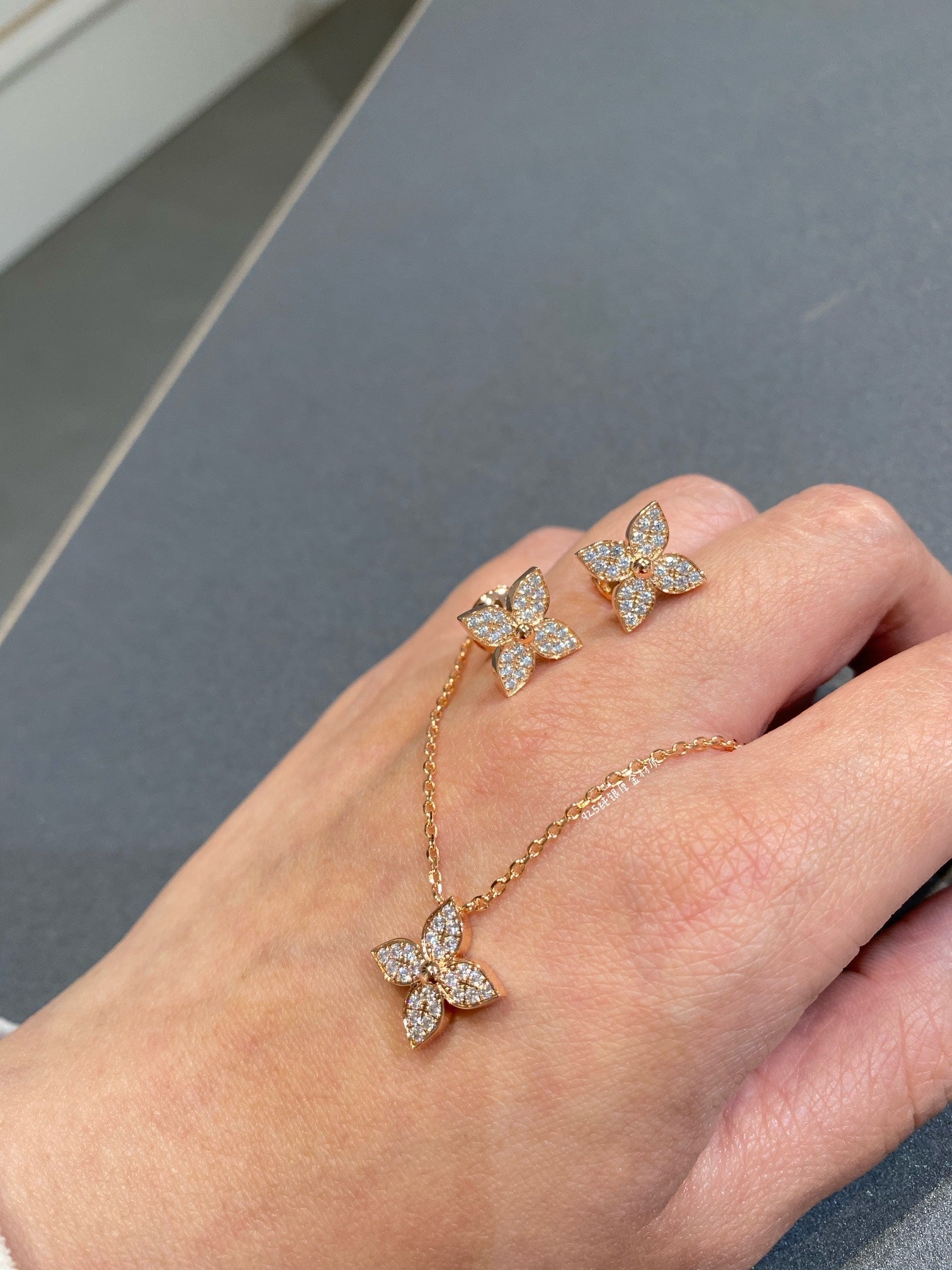 ??MIRA?¡¥STAR DIAMOND NECKALCE
