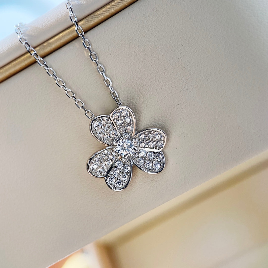 ??MIRA?¡¥CLOVER DIAMOND NECKLACE SILVER