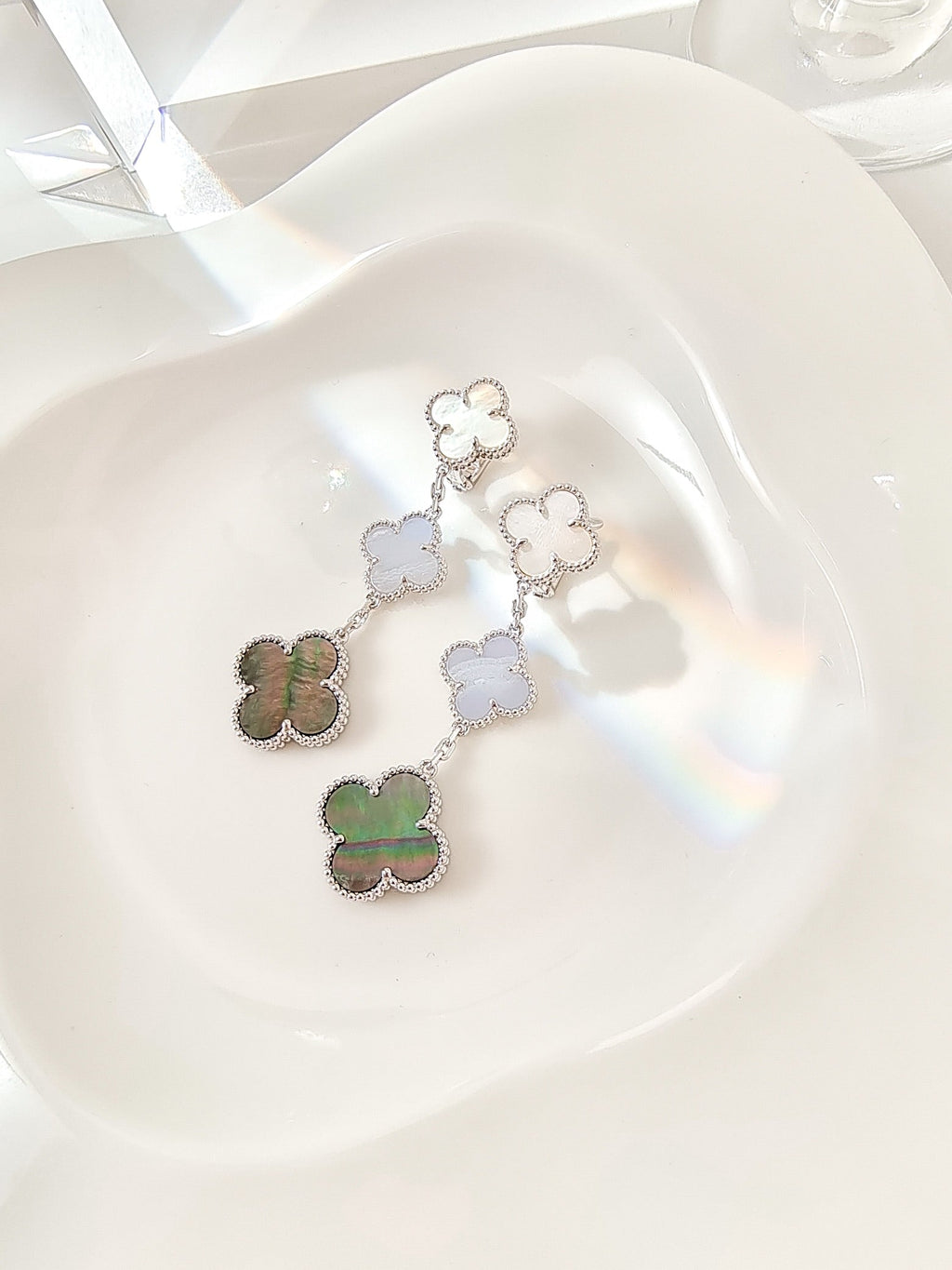 ??MIRA?¡¥CLOVER 3 MOTIFS CHALCEDONY DARK MOP SILVER EARRINGS