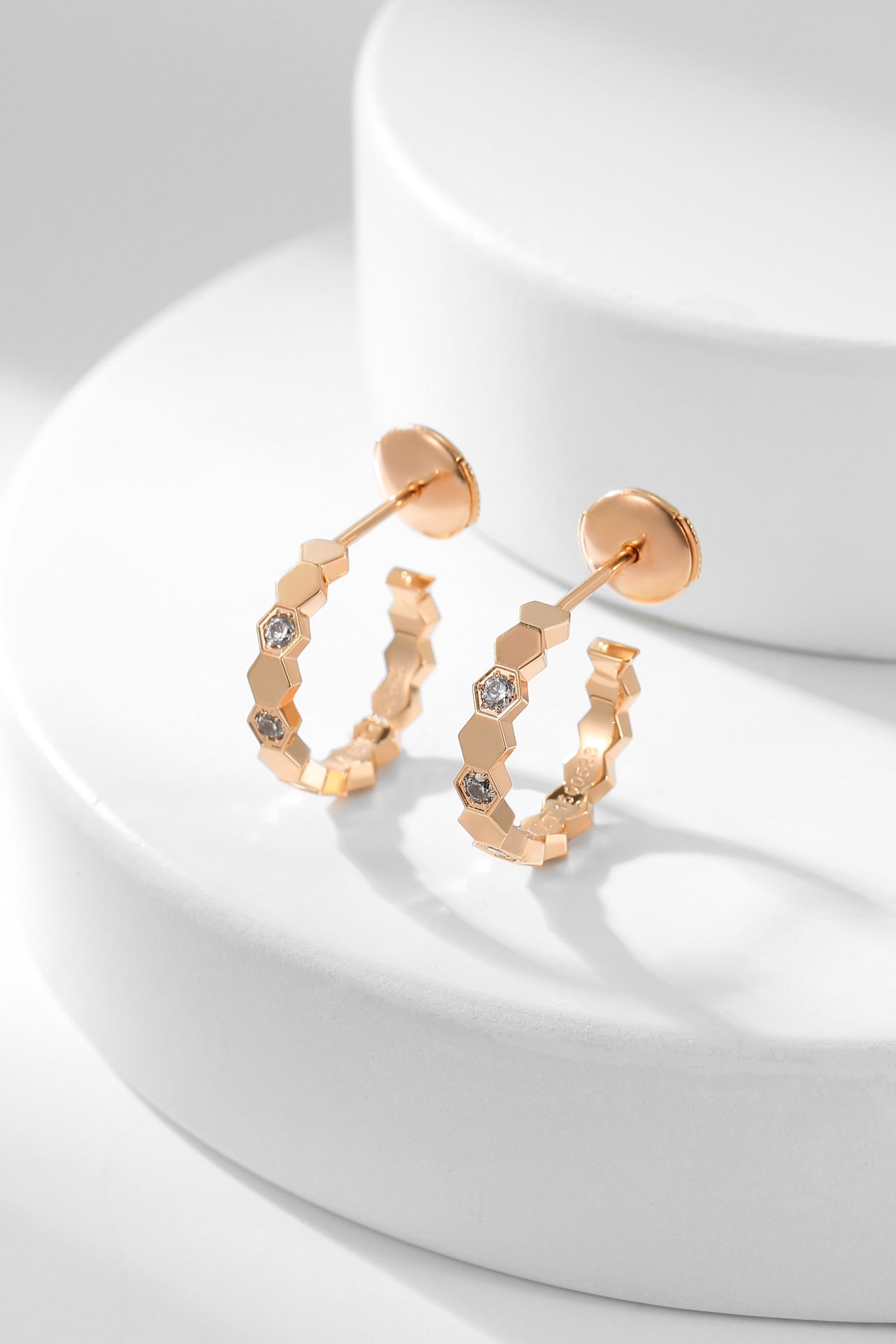 ??MIRA?¡¥BEE LOVE DIAMOND HOOP EARRINGS