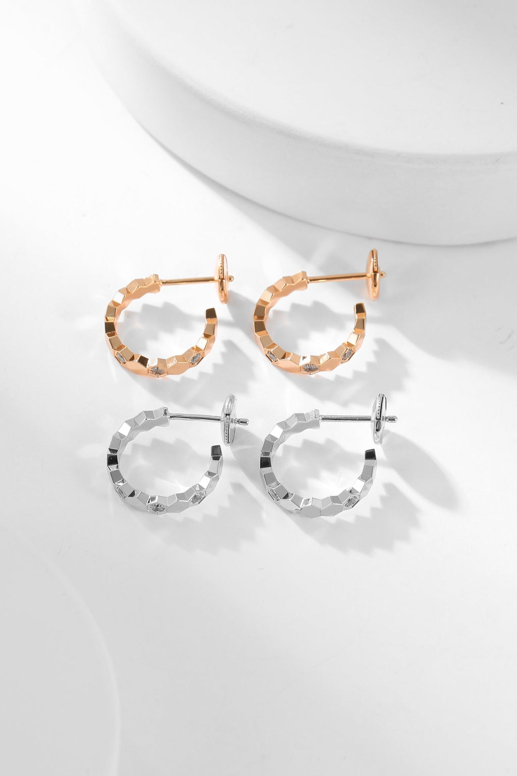 ??MIRA?¡¥BEE LOVE DIAMOND HOOP EARRINGS