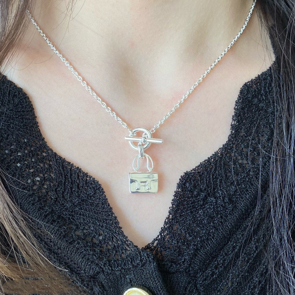 ??MIRA?¡¥CONSTANCE PEDANT SILVER NECKLACE
