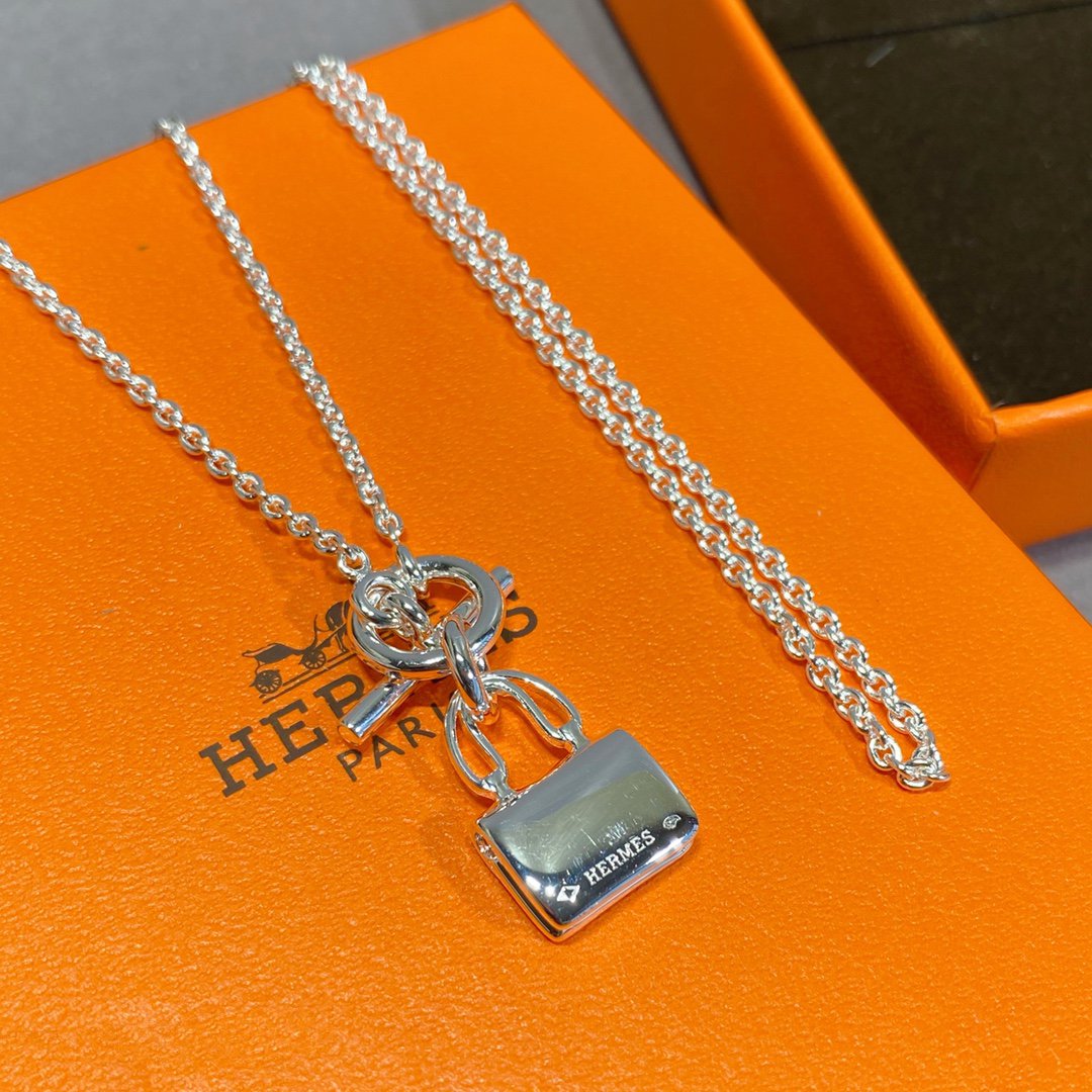 ??MIRA?¡¥CONSTANCE PEDANT SILVER NECKLACE