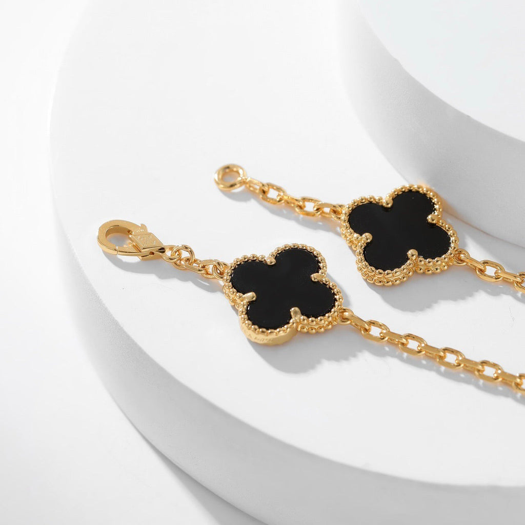 ??MIRA?¡¥CLOVER 10 MOTIFS ONYX NECKLACE