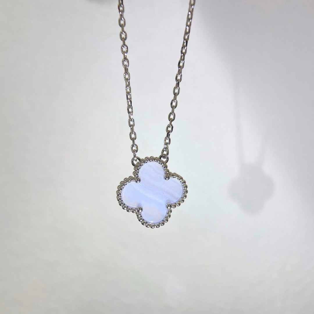 ??MIRA?¡¥CLOVER 15MM BLUE CHALCEDONY NECKLACE SILVER