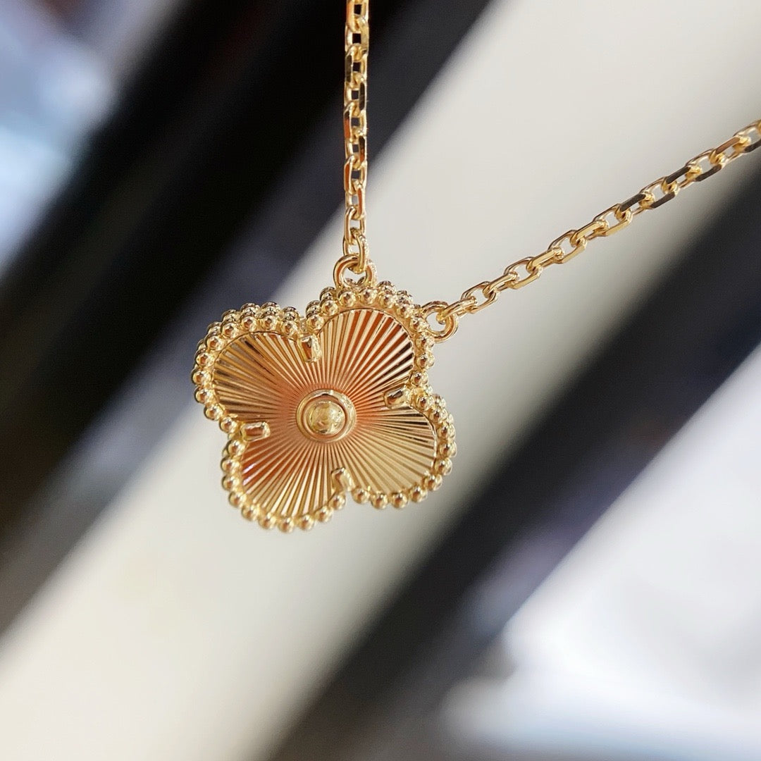 ??MIRA?¡¥CLOVER 15MM LASER NECKLACE