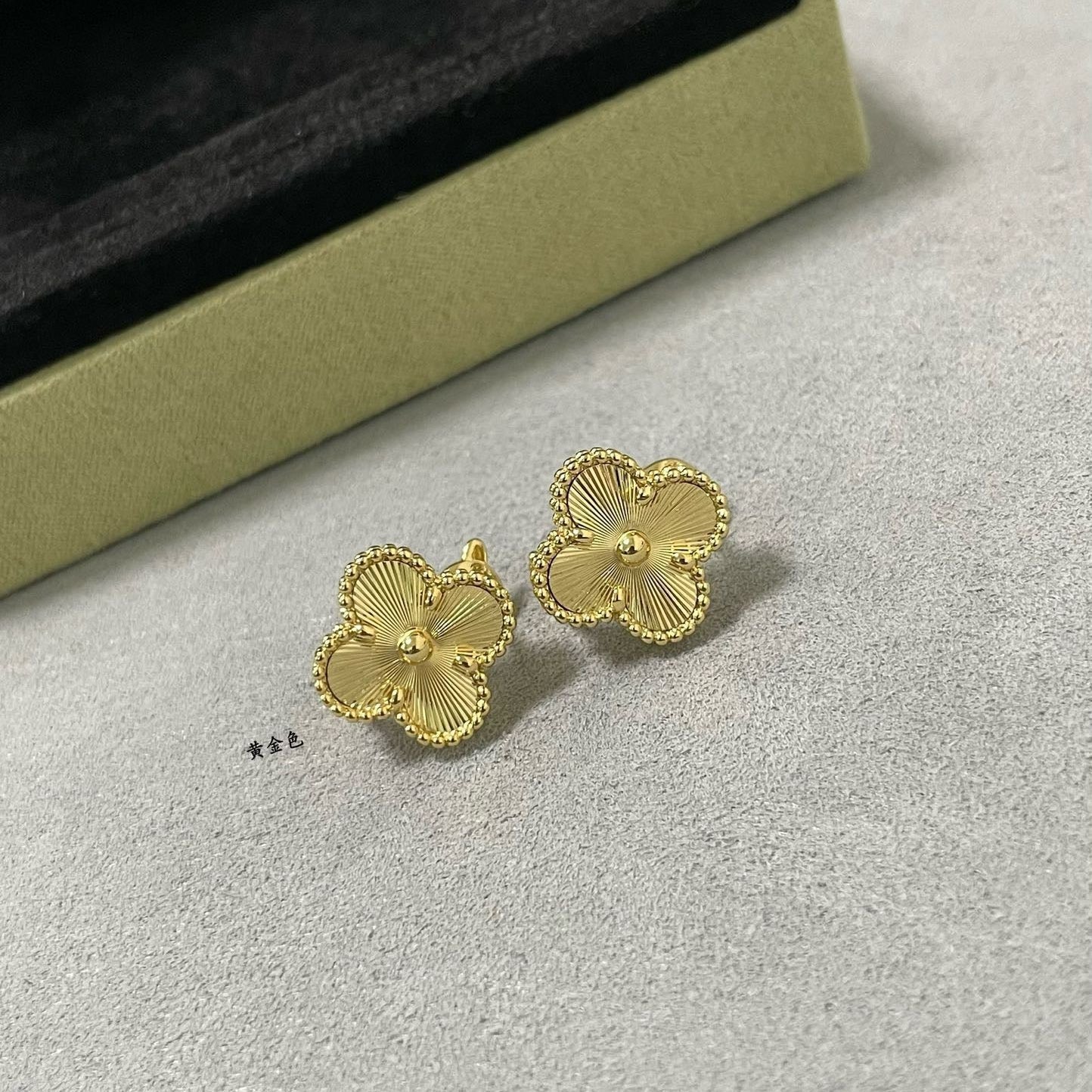 ??MIRA?¡¥CLOVER MEDIUM STUD EARRINGS