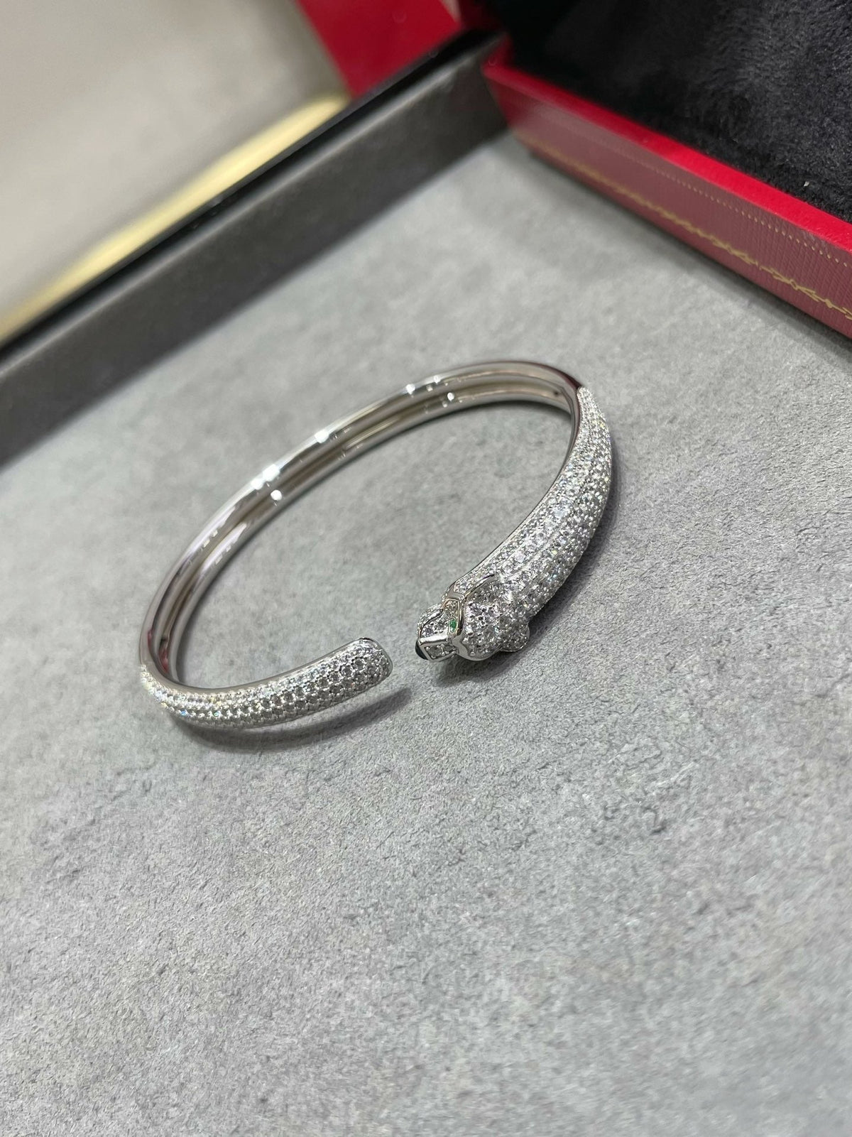 ??MIRA?¡¥PANTHERE FULL DIAMOND OPEN BRACELET